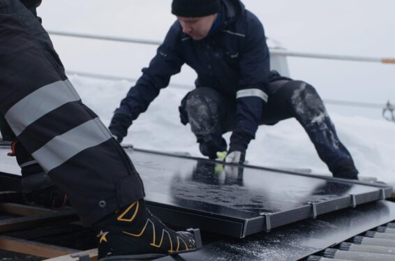 Installation av integrerat solcellstak i Borlänge