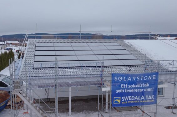 Solarstone Solar Full Roof på del av ett tak