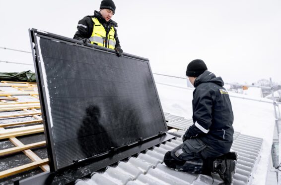 Installation av intergrerade solceller på ett tak med betongpannor
