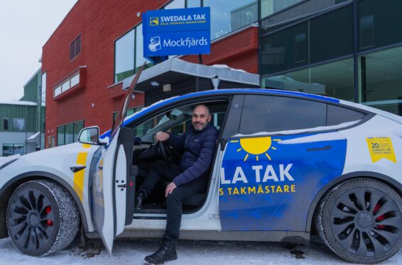 Jinkan Özen sittandes i Swedala Tak bil