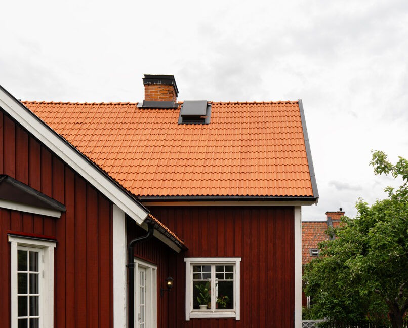 Lertegel på rött trähus.