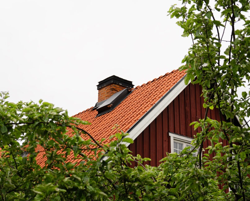Lertegel på rött trähus.