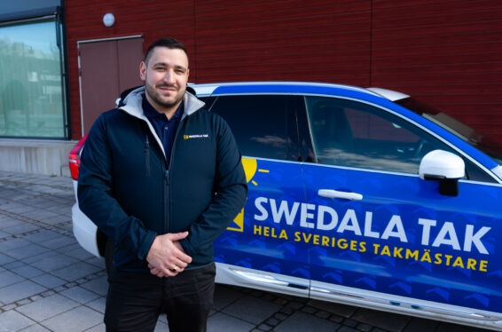 Pontus, en av våra Takmästare i Umeå, står vid sin bil.