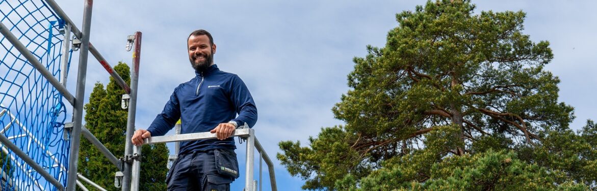 Takmästare Ermin ute på takprojekt.