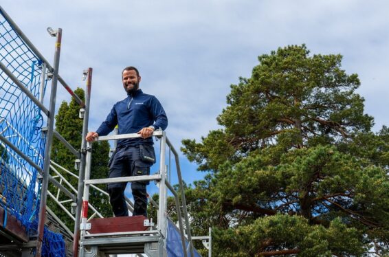 Takmästare Ermin ute på takprojekt.