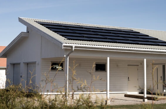 Integrerade solceller på grått betongtak.