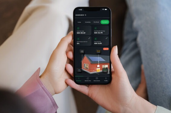 Två personer tittar på smartstyrning app.