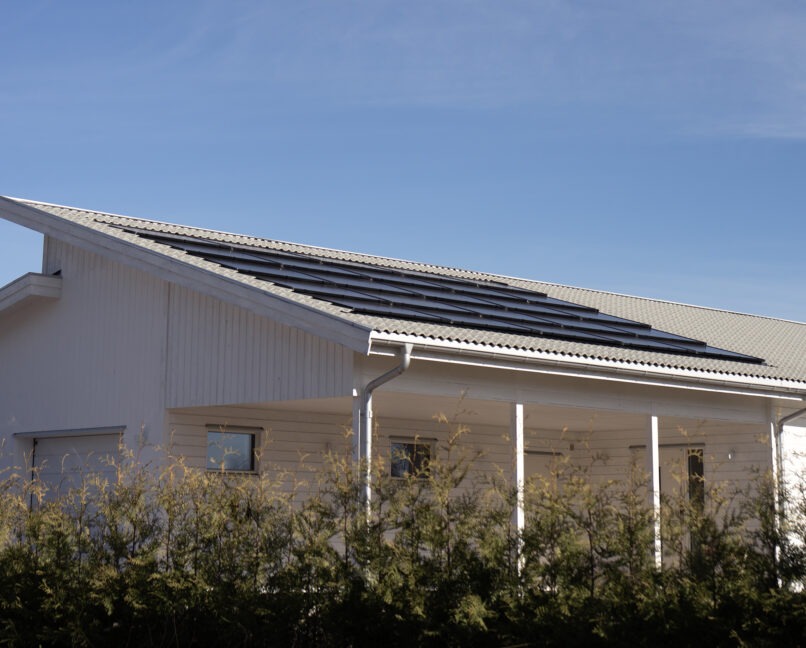 Integrerade solceller på delar av taket.