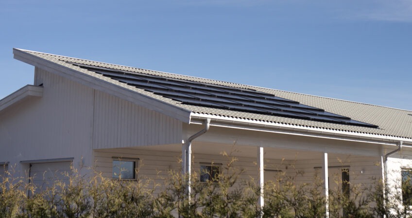 Integrerade solceller på delar av taket.