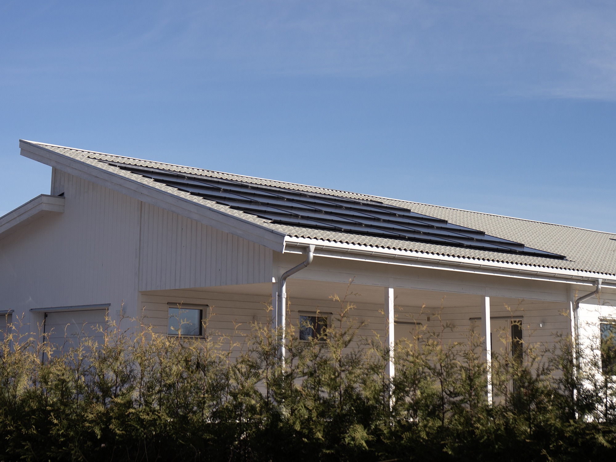 Integrerade solceller på delar av taket.