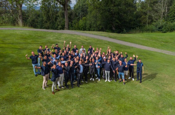 Gruppbild på franchisetagare och anställda på Swedala Tak.