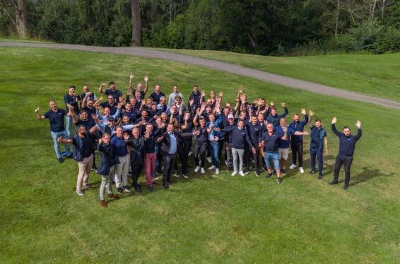 Gruppbild på franchisetagare och anställda på Swedala Tak.