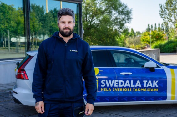 Bild på Emil bredvid Swedala Tak bil