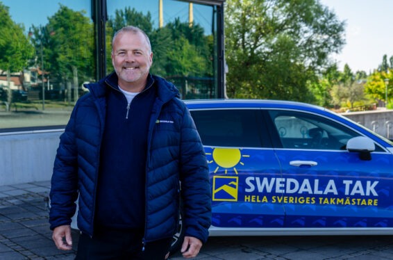 Hans stående vid sin Swedala Tak bil