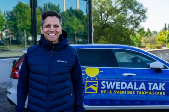 Sebastian vid sin Swedala Tak bil