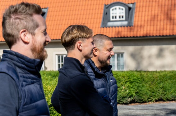 Anställda på servicekontoret på Swedala Tak minglar utomhus.