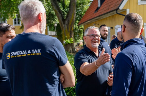 Franchisetagare på Swedala Tak hälsar på varandra.