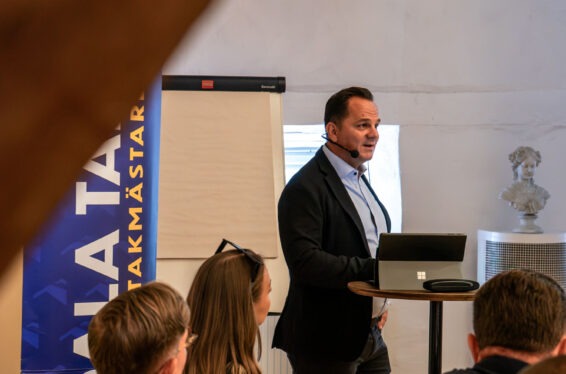 Swedala Taks VD Azmir föreläser framför publik.