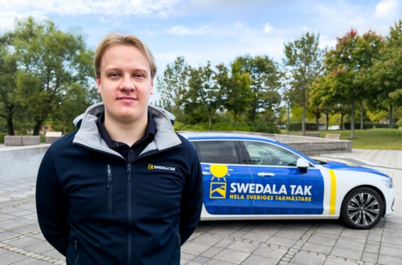Takmästare Emil vid sin Swedala Tak bil